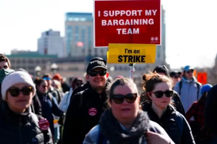 تأثیرات گسترده‌ی اعتصابات کارکنان فدرال بر روند کاری اداره‌ی مهاجرت: از اختلال در رویدادهای مربوط به شهروندی تا تأخیر در رسیدگی به پرونده‌های مهاجرتی